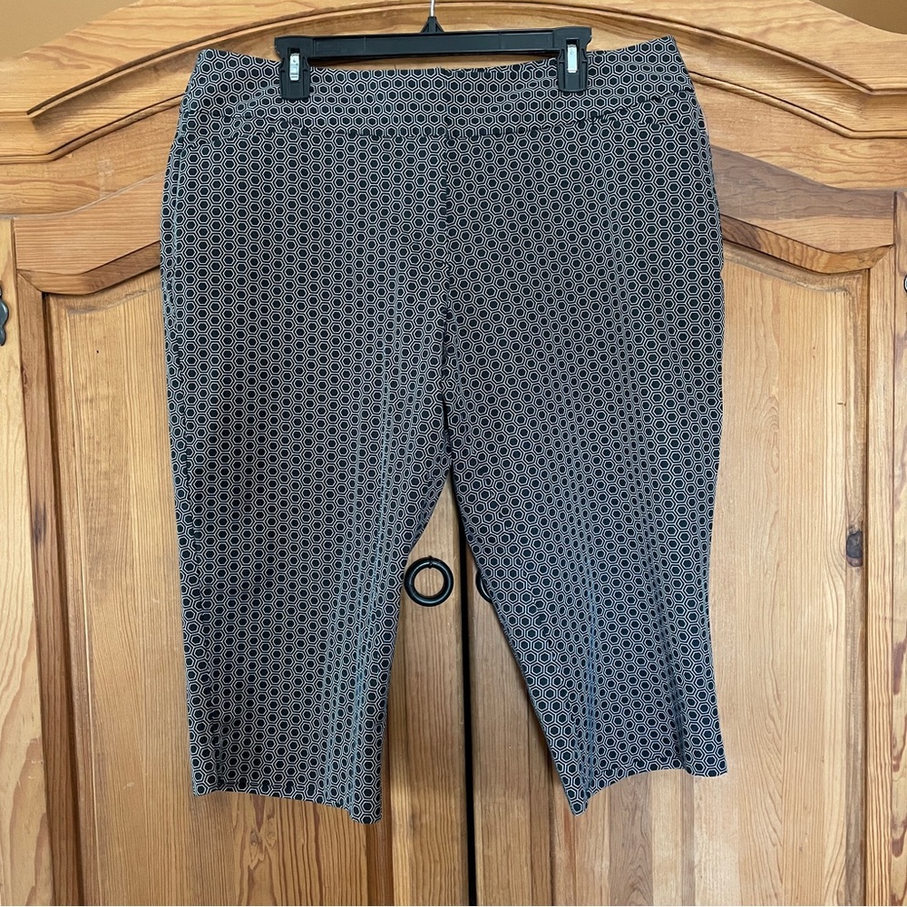 Worthington Women's Black & White Geometric Stretch Capri Pants Size 16 NWOT